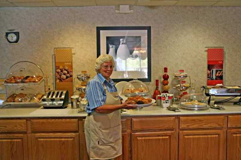 แฮมป์ตัน อินน์ ฟอร์ตชิสเวลล์ แม็กซ์ มีโดวส์ Max Meadows ร้านอาหาร รูปภาพ